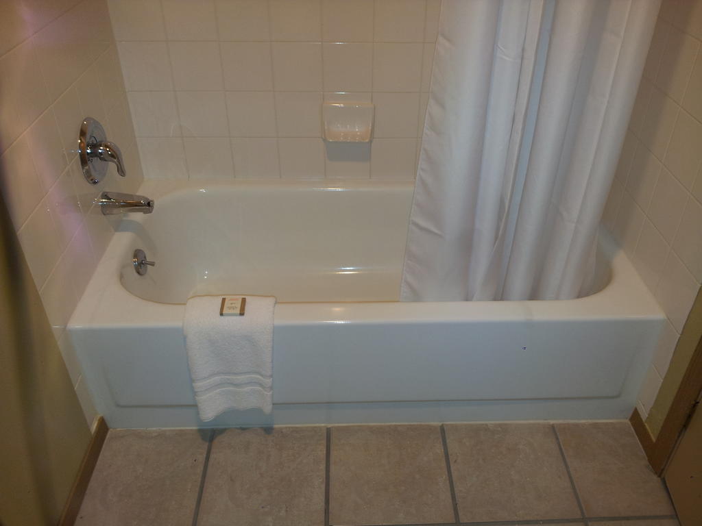South Tacoma Suites Room photo